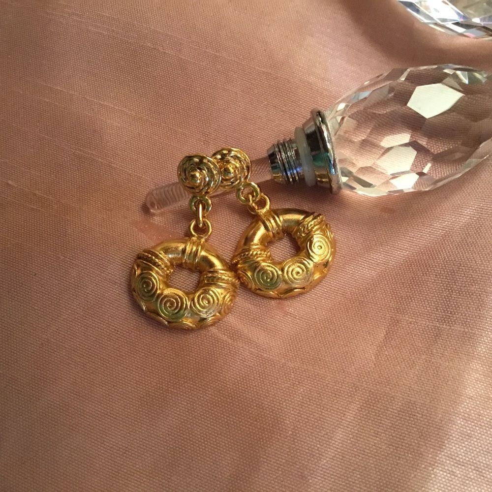 NWOT. Bright Goldtone Oval Pierced Earrings